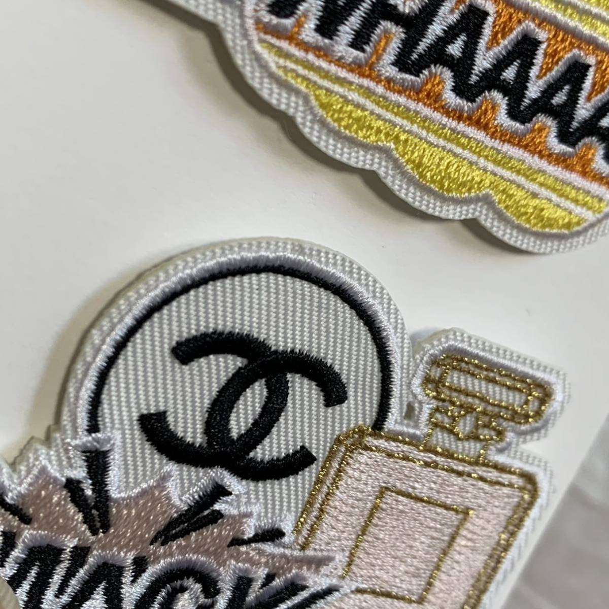 激レア 新品本物 シャネル 刺繍 ピンバッジ 2つセット 2023 海外 激レア 新品本物 シャネル 刺繍 ピンバッジ 2つセット 2023 海外