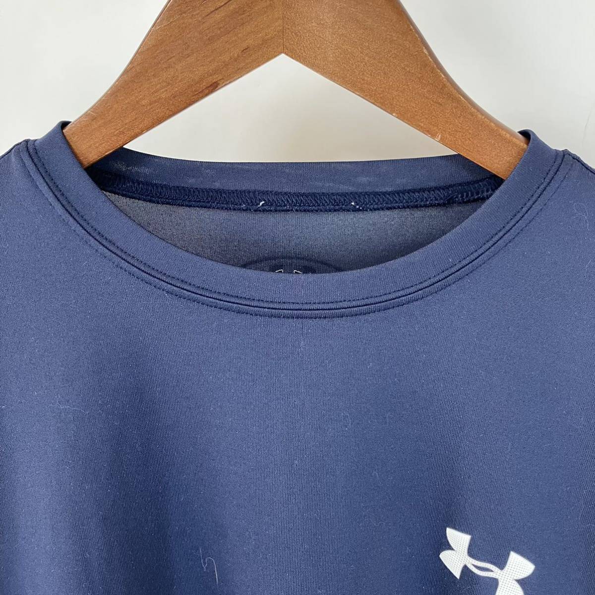 UNDER ARMOUR アンダーアーマー スポーツウェア トレーニングウェア 半袖Tシャツ ネイビー SMサイズ S相当 ワンポイントシャツ ロゴマーク_画像4