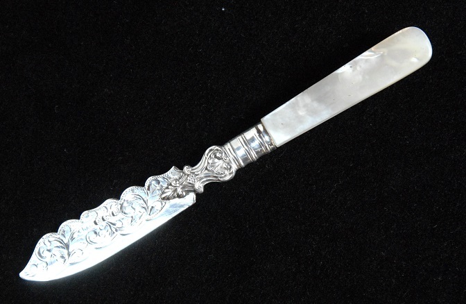 アンティーク　１９０１年　純銀製、白蝶貝ハンドルのバターナイフ(P66)【郵パック送料込み】