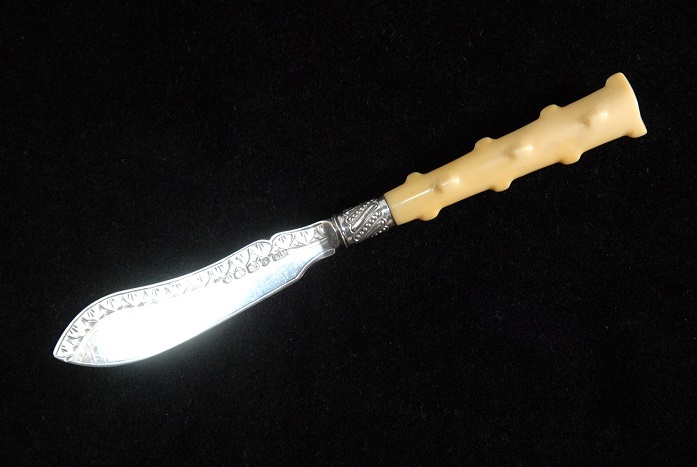 アンティーク　１８７０年　純銀製、レアなハンドルのバターナイフ(M-130)【郵パック送料無料】