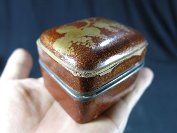 A 桐蒔絵香合 桃山時代 名品 漆工 錫縁 桐紋 漆器 手箱 化粧道具 茶道具 茶の湯 茶室 茶席 合子 仏具 堆朱 根来 断紋 奉納 沈金 螺鈿_画像7