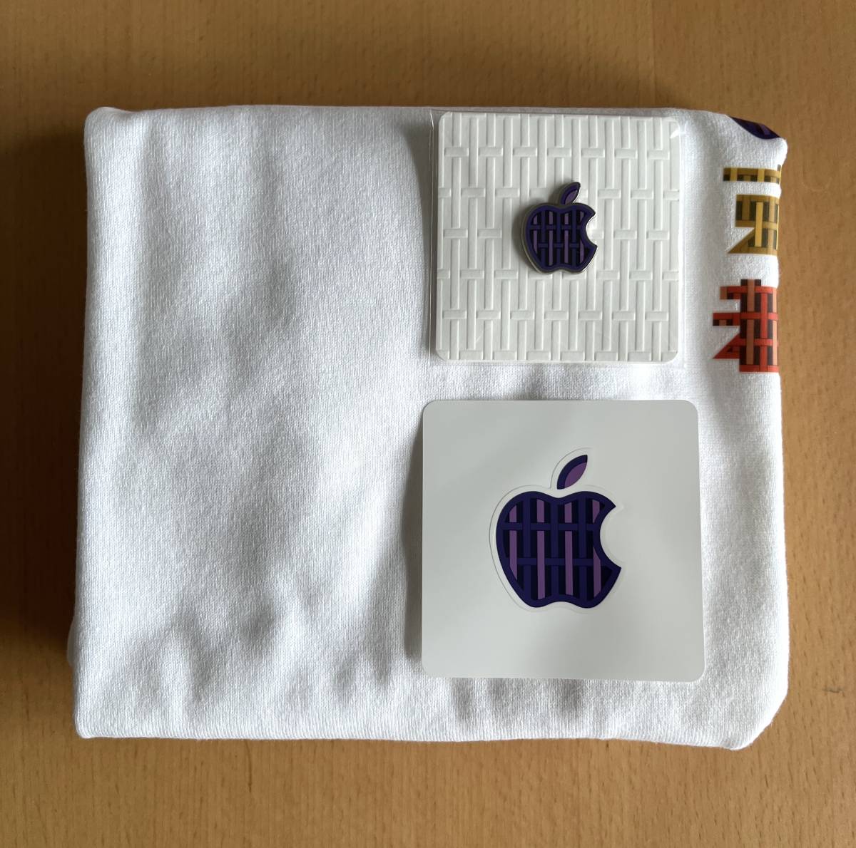 【新品未使用】 Apple 京都 オープン記念グッズ （Tシャツ、ステッカー、ピンズ）/ アップル京都 Apple Store Kyoto パッケージボックス_画像3