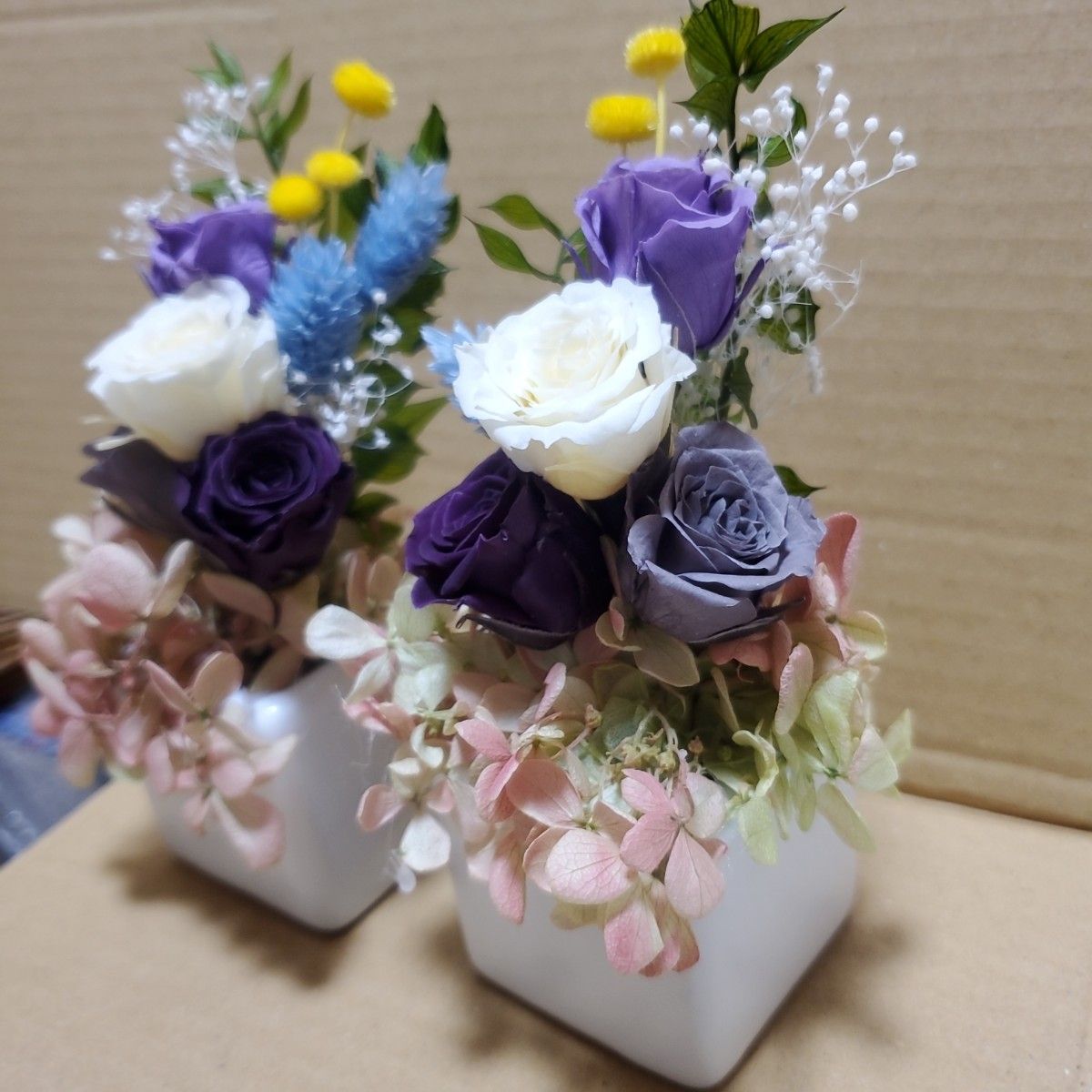 特選仏花　お供え花　花瓶付き一対　コンパクトサイズ造花無し　プリザーブドフラワー