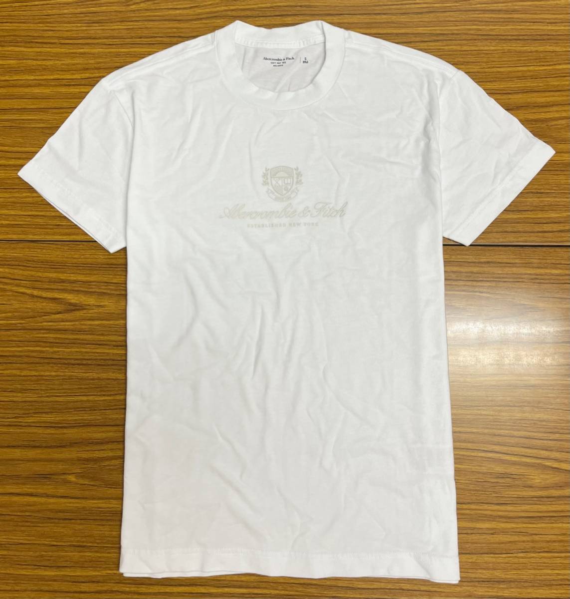 ★未使用タグ付★アバクロ メンズ コットン 半袖Tシャツ ロゴ ホワイト Sサイズ (A010)の画像1