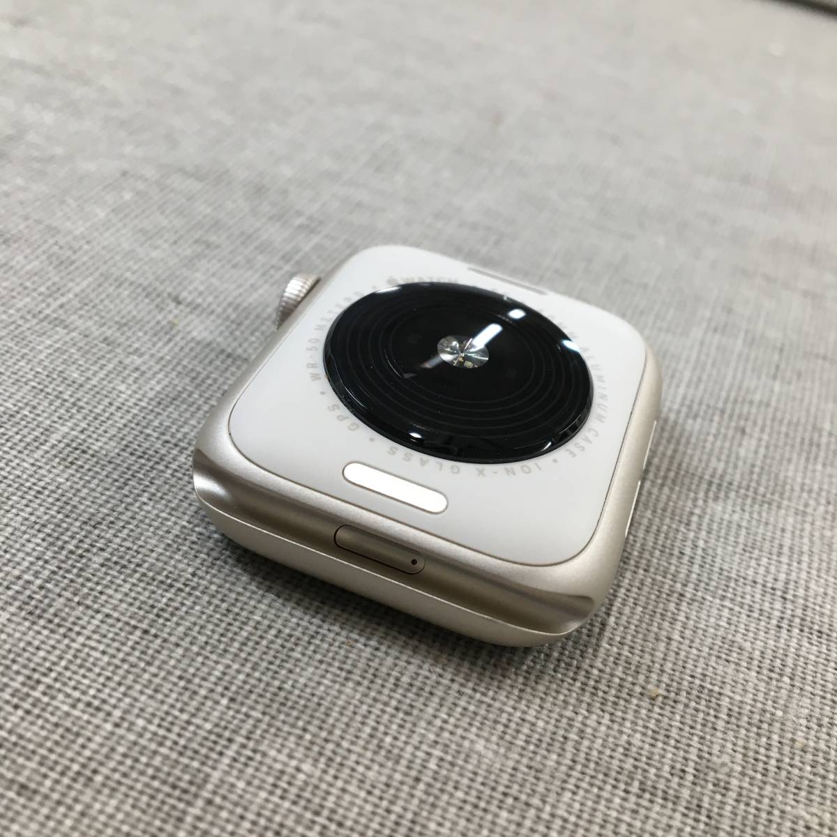 Apple Watch SE（GPSモデル）- 40mmスターライトアルミニウムケースと