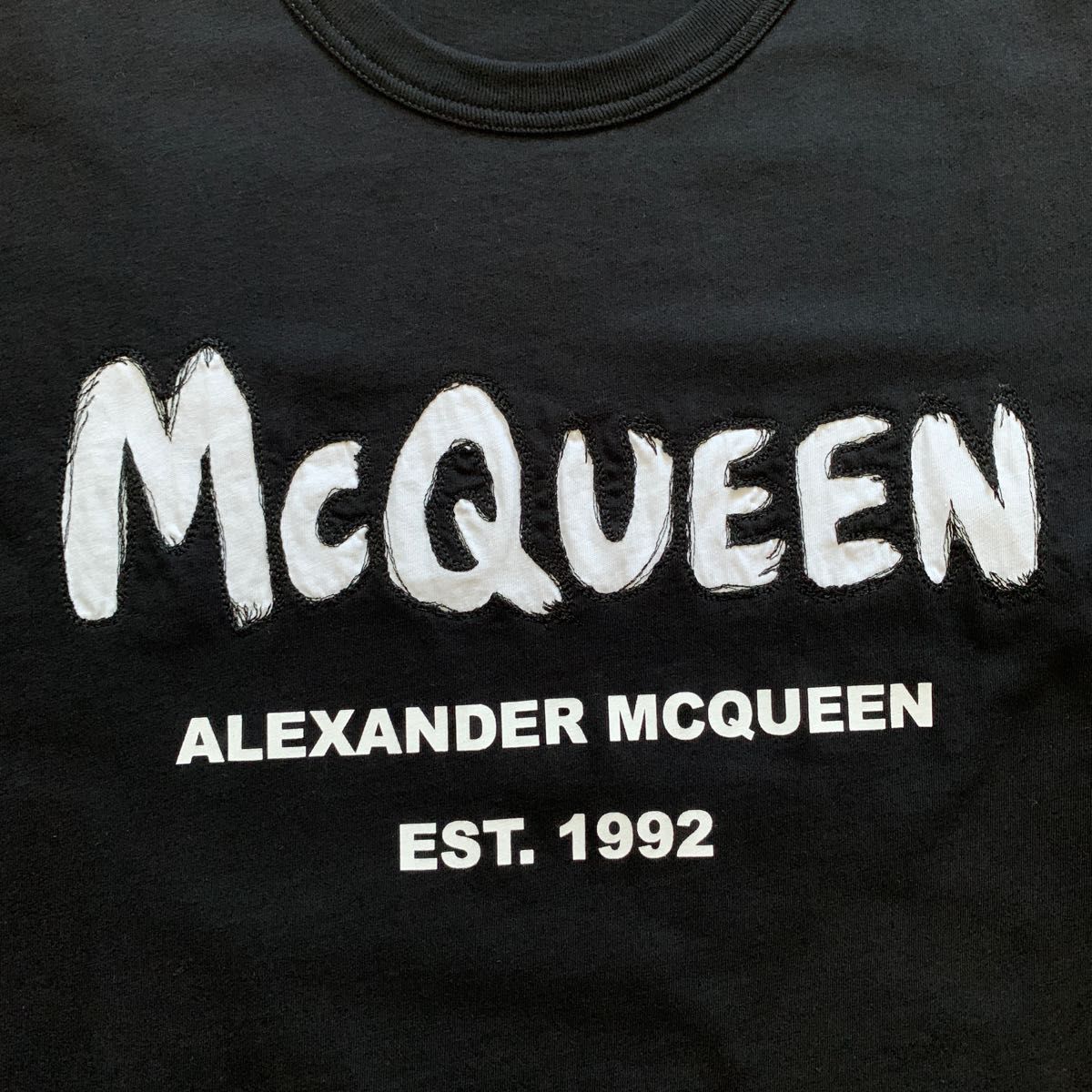 アレキサンダーマックイーンロゴプルオーバーブラック&ホワイト Alexander McQUEEN アレキサンダーマックイーン ロゴTシャツ