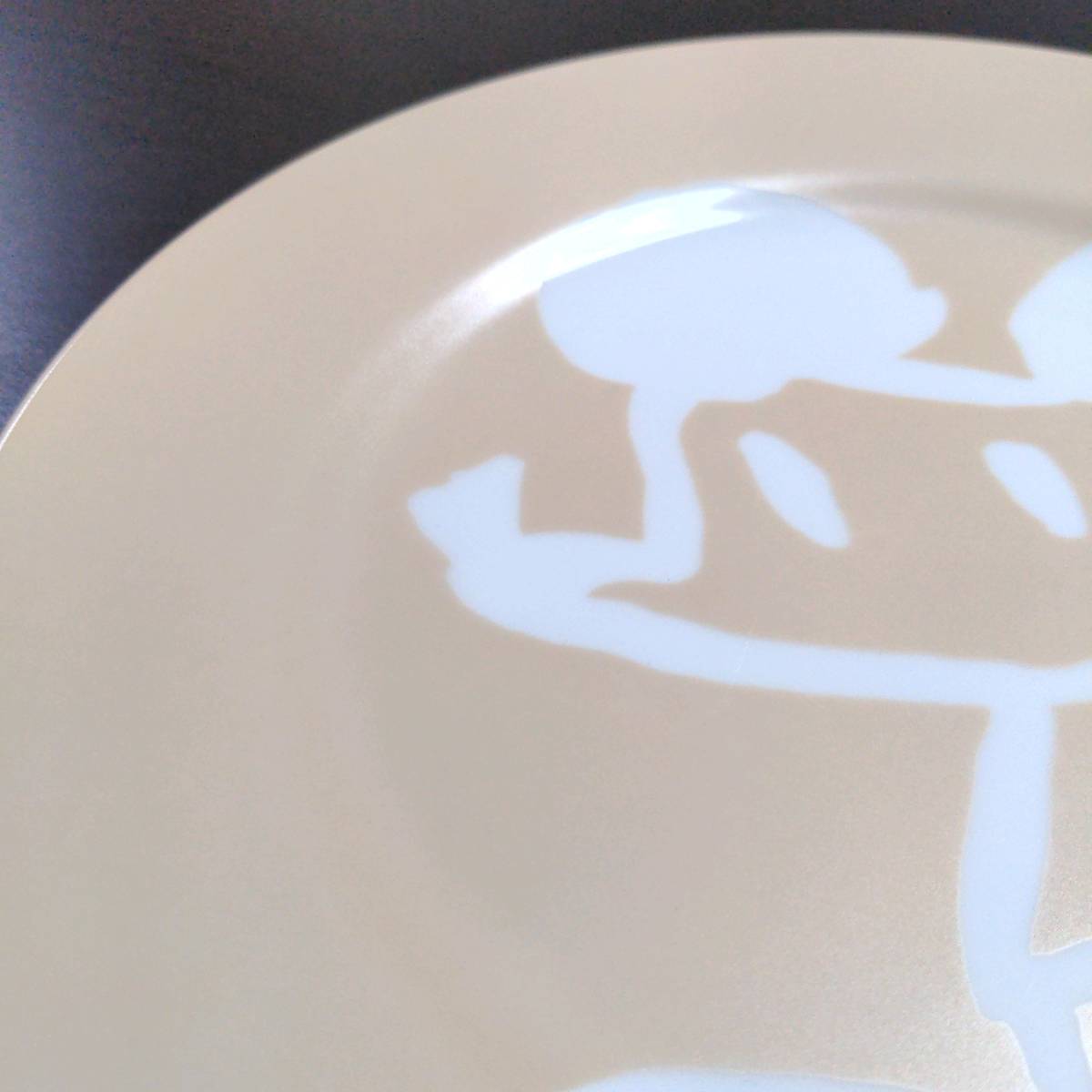 #2ベージュ■ハビエル・マリスカル　23cmプレート■キャラクター デザイン皿 丸皿■_画像2