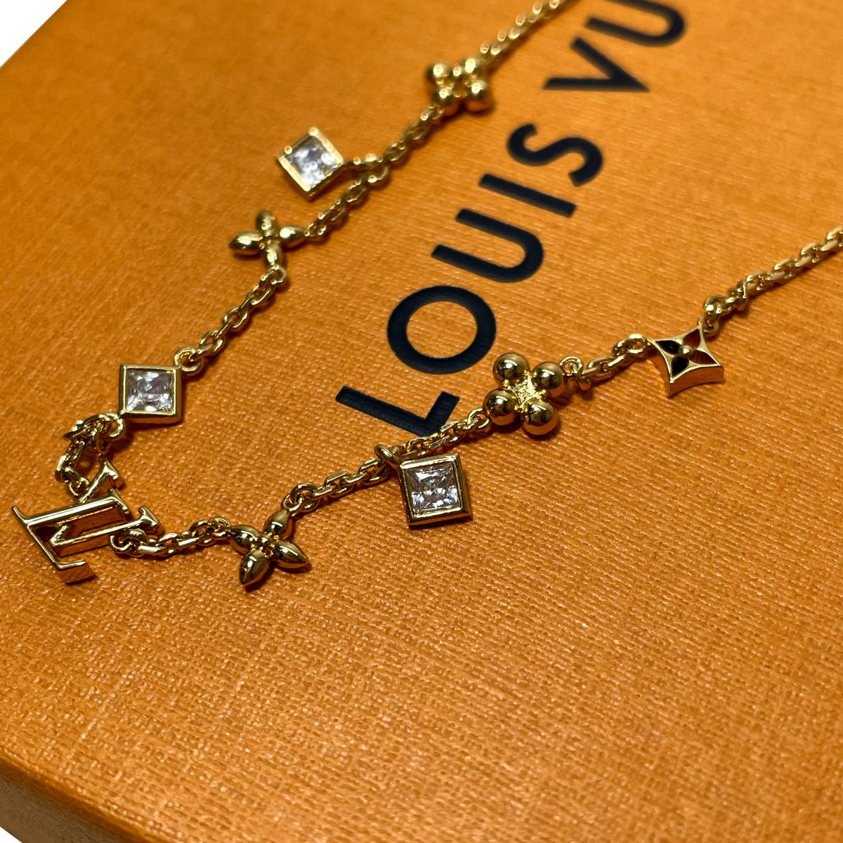 ヴィトン ネックレス LV インザスカイ ゴールド LV イニシャル モノグラム フラワー チャーム Louis Vuitton