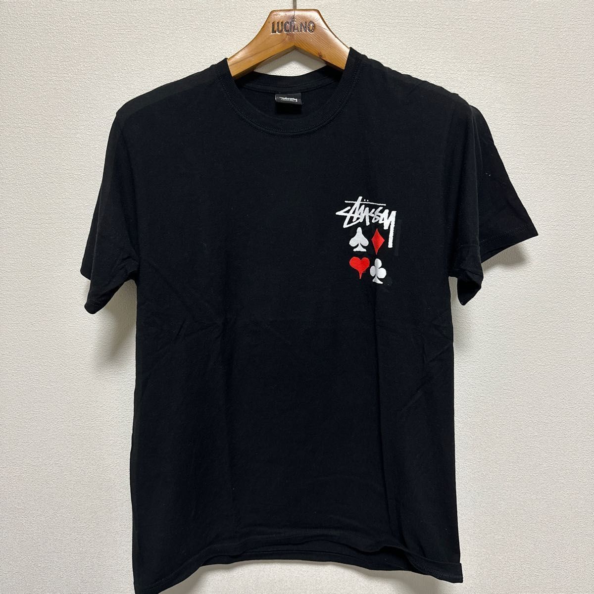 美品】ステューシー Tシャツ 黒 M トランプFULL DECK 2 TEE 美品】ステューシー Tシャツ 黒 M トランプFULL DECK 2 TEE