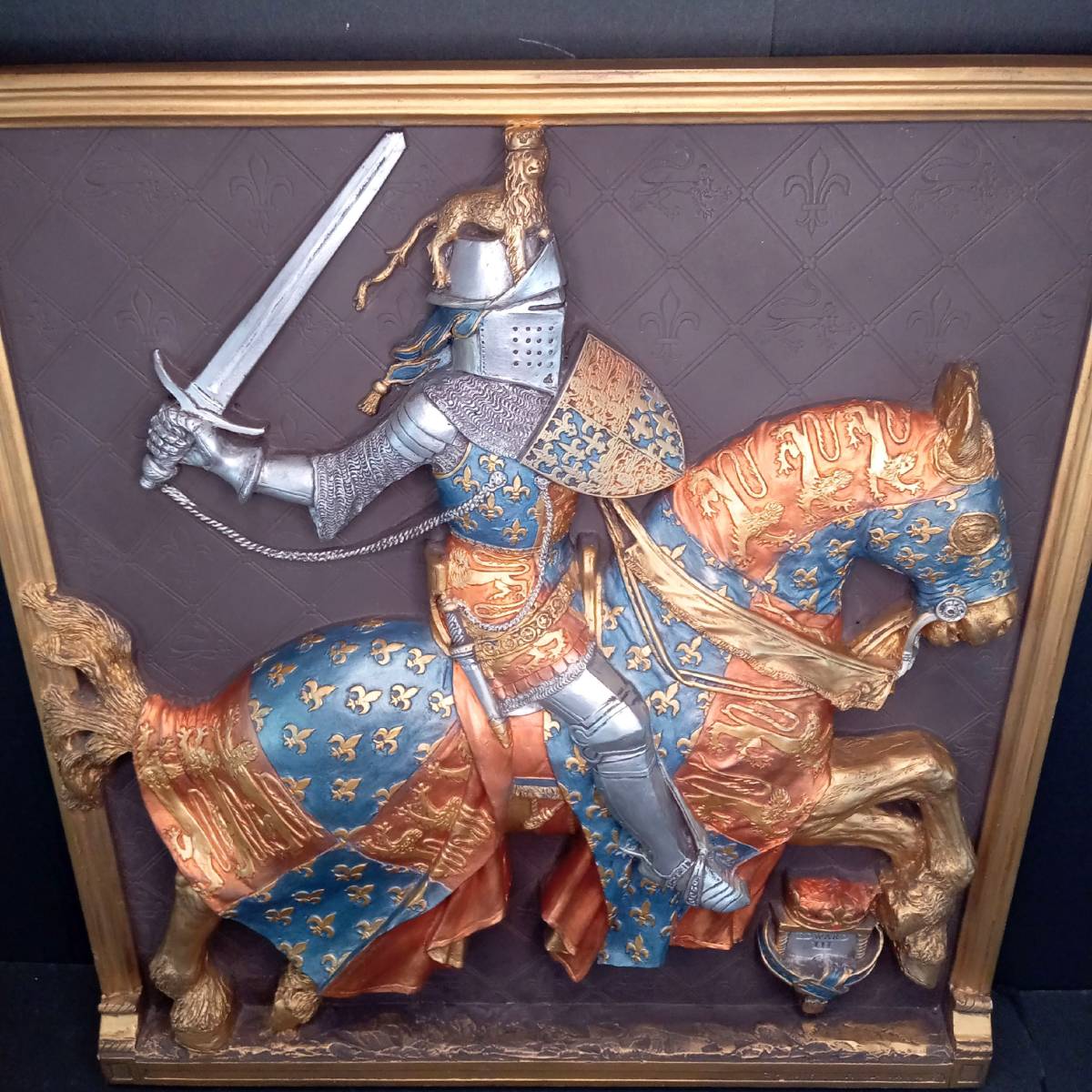 【AIKU-YA】エドワード３世 レリーフ マーカス・デザイン社　アーマー壁掛け彫刻チョークウェア中世 騎士 鎧甲冑 騎馬 ステンドグラス