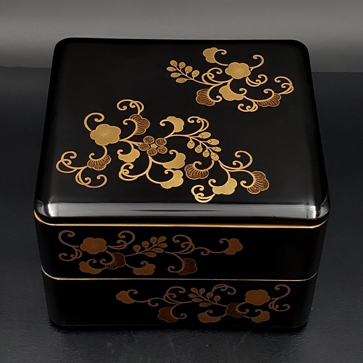 【宝蔵】木製漆器 黒塗 梅唐草 加賀蒔絵 御重 二段重 重箱 18㎝×17㎝ 天然木 漆塗り 漆芸 保管箱_画像4