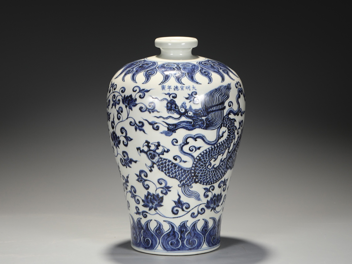 ▽鴻▽明朝時代 陶磁器 青花纏枝龍紋梅瓶 宣徳年製 染付 時代物 中国古