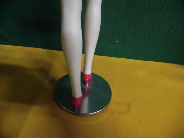 海外女性フィギュア　赤ワンピース（コーデュロイ素材？）身長約44センチ_画像7