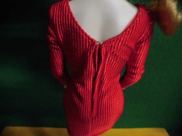 海外女性フィギュア　赤ワンピース（コーデュロイ素材？）身長約44センチ_画像6