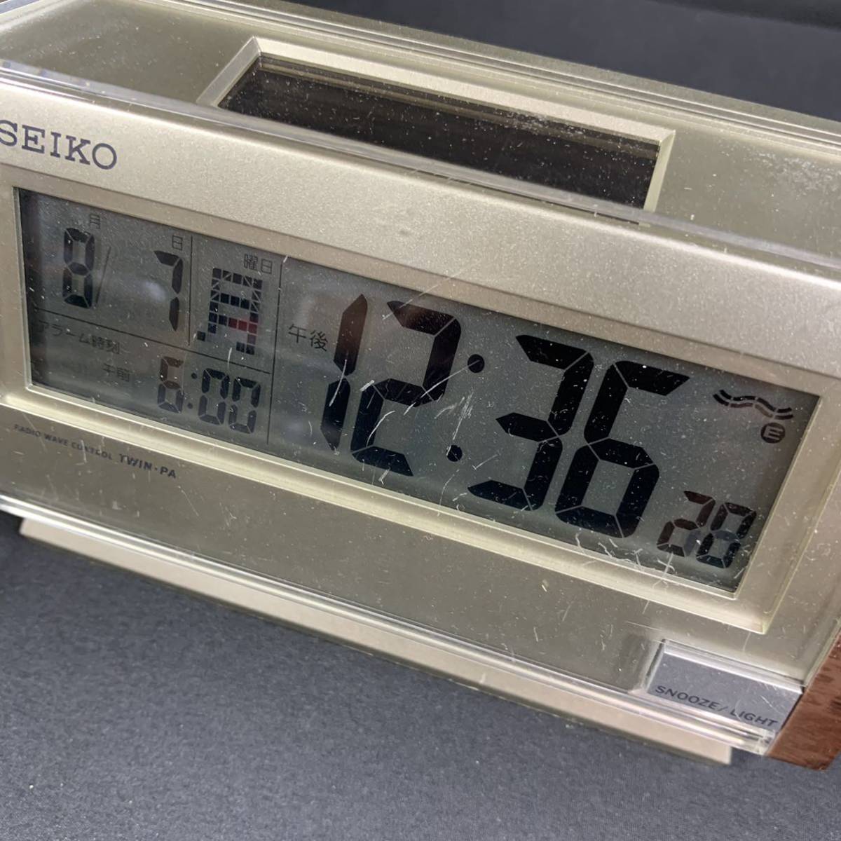 230807【現状品】SEIKO セイコー アラーム機能 ライト デジタル 電波 置時計 動作品 TWIN-PA 時計 インテリア 雑貨 【ジャンク扱い】_画像8