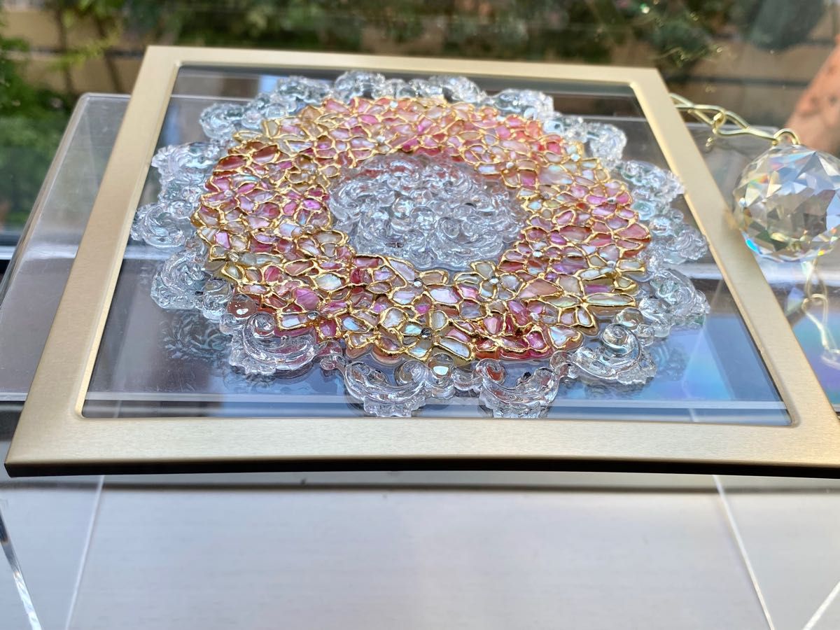 シェル　天然貝　お花のピンク系リース　ゴールドアイアンフレーム　◆  ステンドグラス風　シェルアートフレーム
