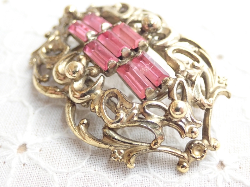 L437　ヴィンテージ ブローチ　メタル　ピンクカラー　ゴールドカラー　Vintage　brooch_画像2