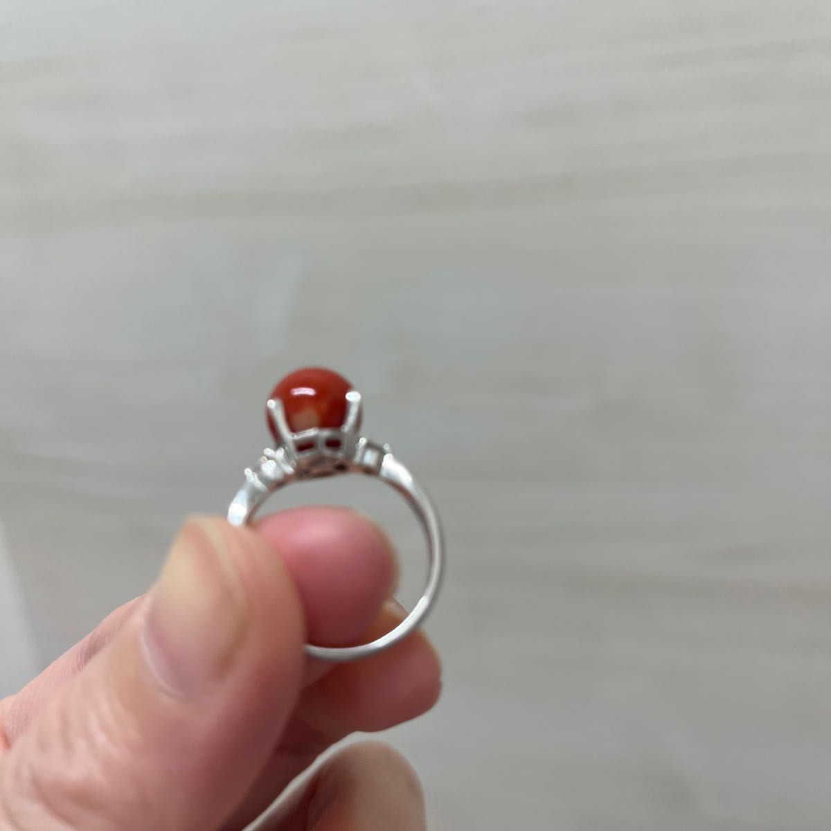 赤珊瑚の指輪白いフが脇にあります気になる方はご購入をお控えください正面からは、綺麗な赤い玉です。細かい傷はあります。
