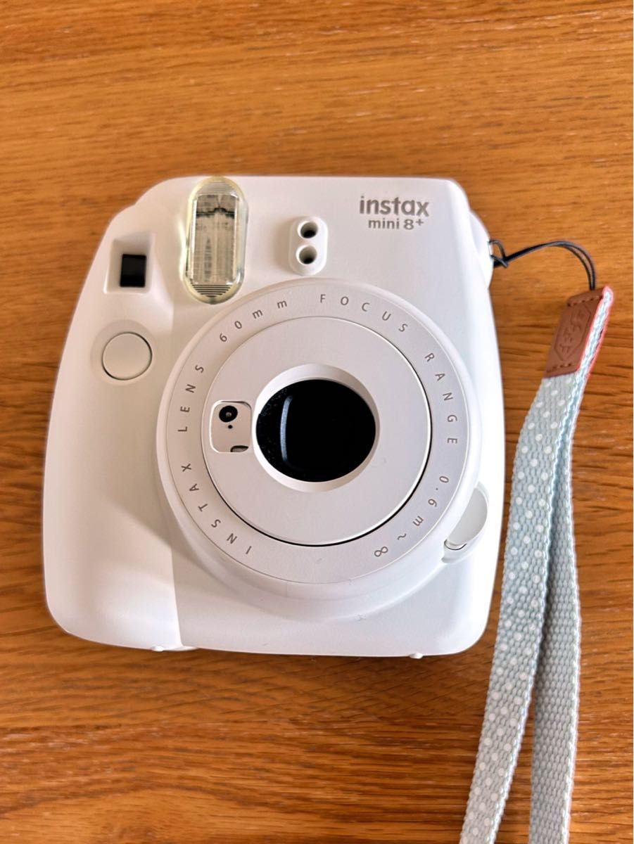 FUJIFILM インスタントカメラ チェキ instax mini8プラス 接写レンズ・ストラップ バニラ 中古 電池別売 白