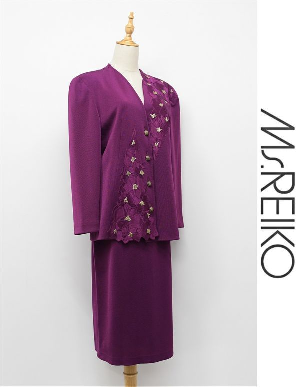 W016/Ms.REIKO ミズレイコ セットアップ スーツ ノーカラージャケット ひざ丈スカート 花モチーフ 金ボタン 11 L~XL 赤紫 大きいサイズ