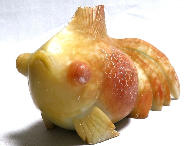 石彫金魚 重さ約2496g 彫刻細工 砡石 置物 飾り物