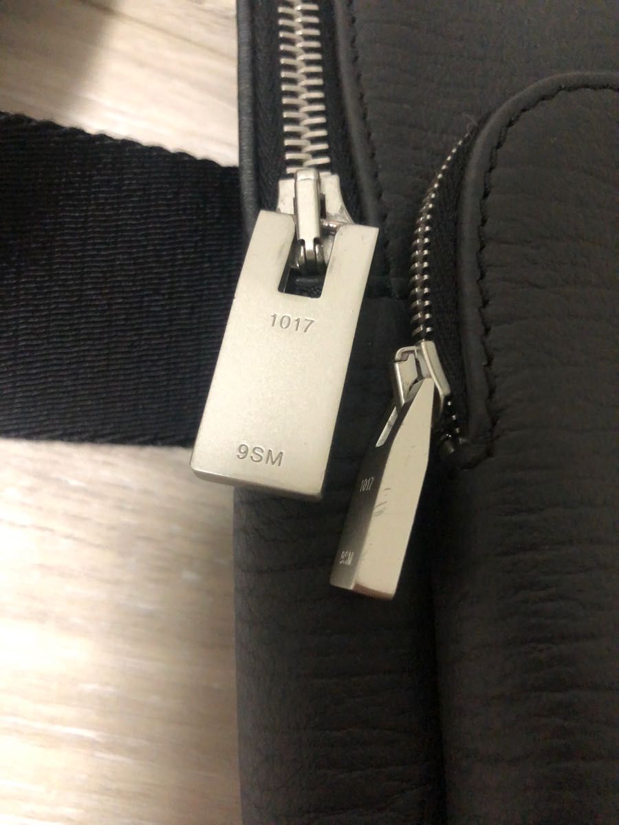 1017 ALYX 9SM レザー クロスボディバッグ アリクス ブラック 1017 ALYX 9SM レザー クロスボディバッグ アリクス ブラック