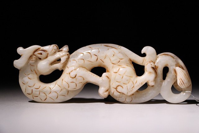 博物館展示品来歴有54 前漢時代の楚王墓から出土和田玉龍全長約