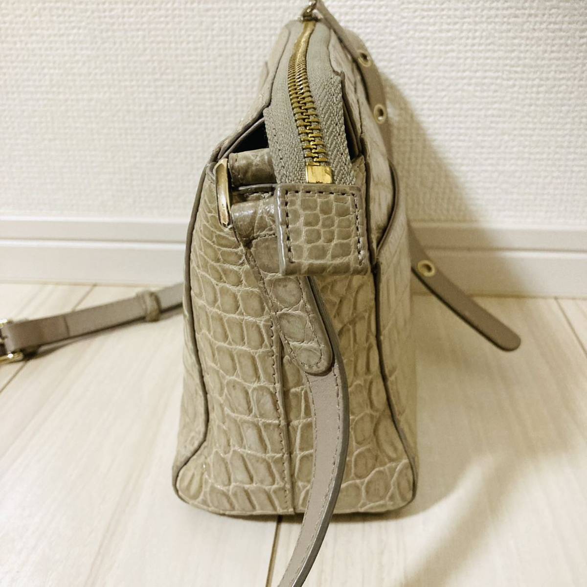 * prompt decision * Cocco Cristallokoko Chris ta-ro crocodile black ko. leather wani shoulder bag beige mat diagonal ..