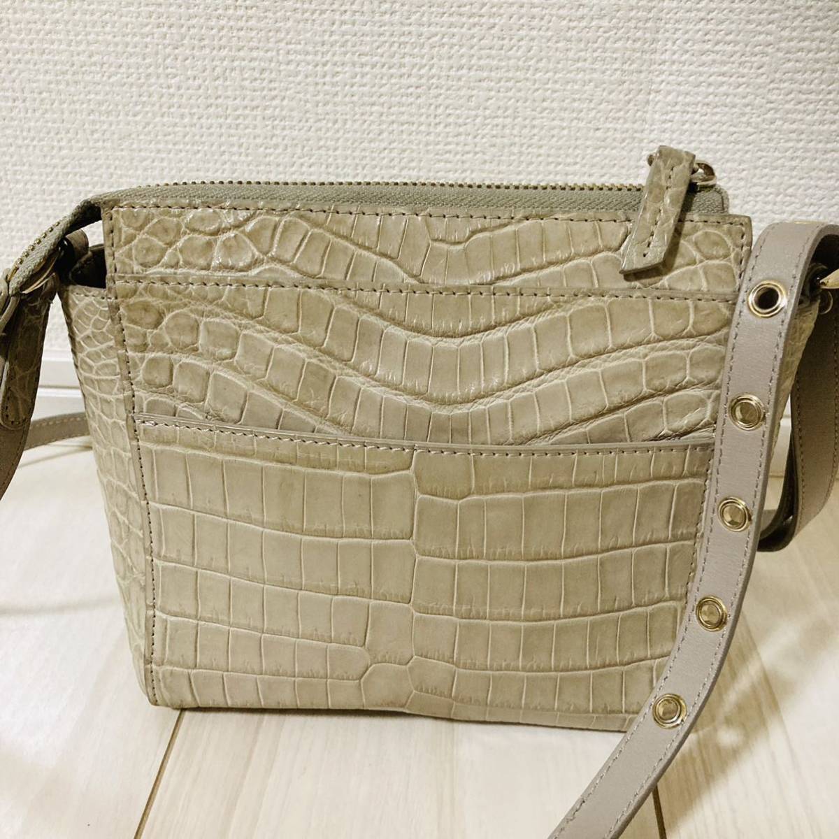 * prompt decision * Cocco Cristallokoko Chris ta-ro crocodile black ko. leather wani shoulder bag beige mat diagonal ..