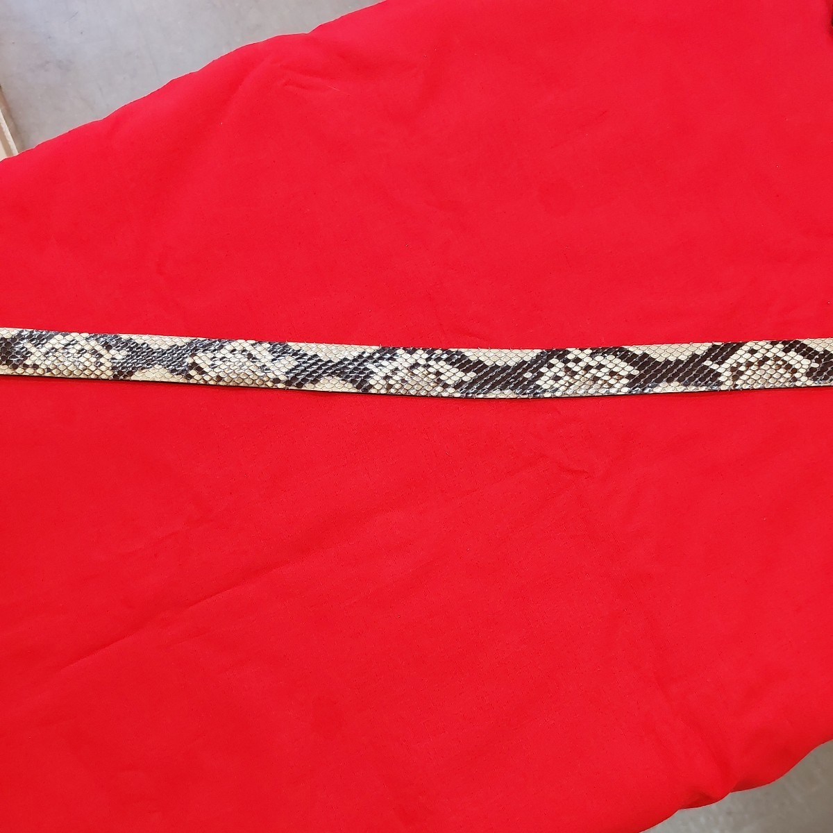 fitrockベルト 蛇革ベルト 中古 長さ約110cm 多少 曲がりあり 傷 汚れあり 壊れなし 現状の売り_画像3