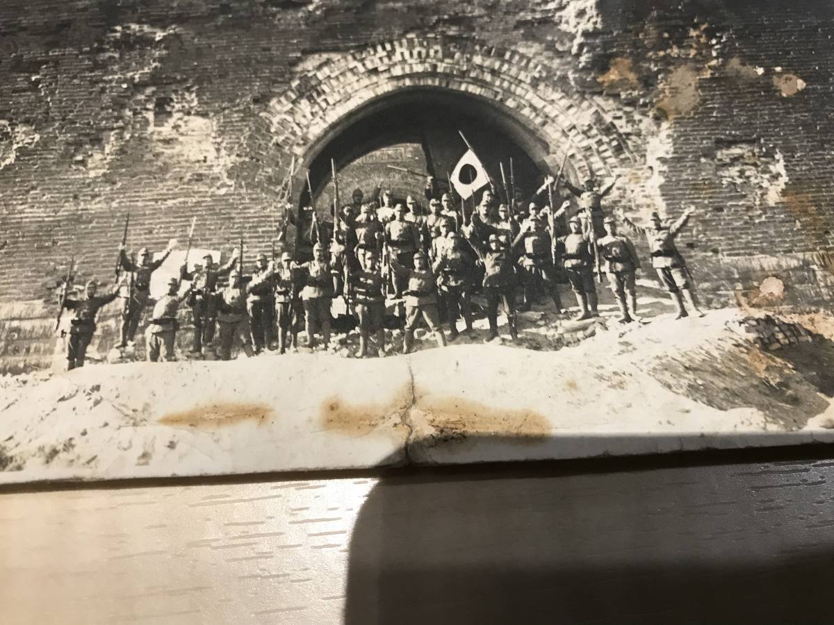  super hard-to-find world first exhibition [. groove .. case / historical name valuable photograph ]1937 year . groove . attaching close. castle wall . background . Japan army squad. memory photographing China Beijing outskirts Agfa tropex