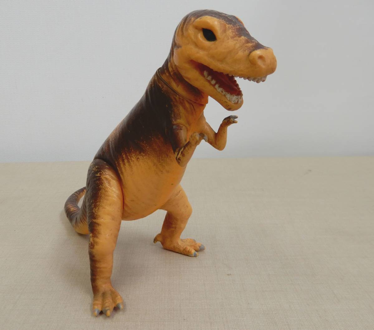国内外の人気が集結 ソフビ フィギュア 恐竜 Tyrannosaurus サンアンド