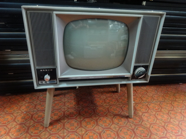 Yahoo!オークション - 昭和レトロ ブラウン管 テレビ SANYO 脚 Yahoo!オークション - 昭和レトロ ブラウン管 テレビ SANYO 脚