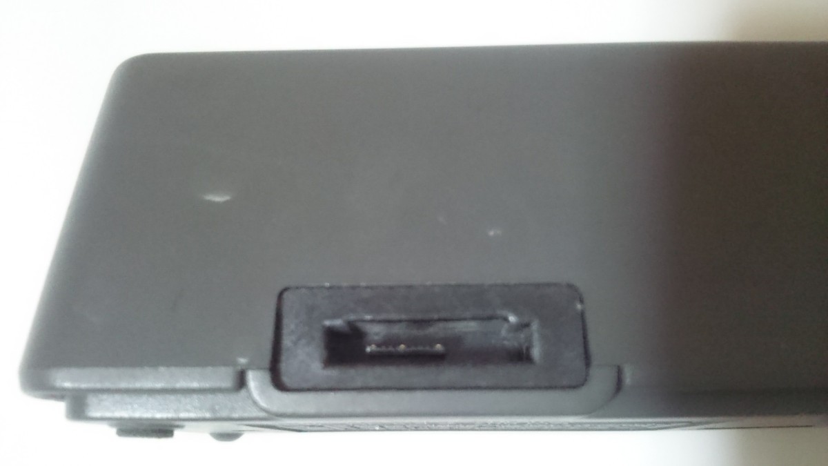 送料無料【中古】 301P 電池パック (PMBBH1) ソフトバンク パナソニック Panasonic 中古の充電器の根元_画像7