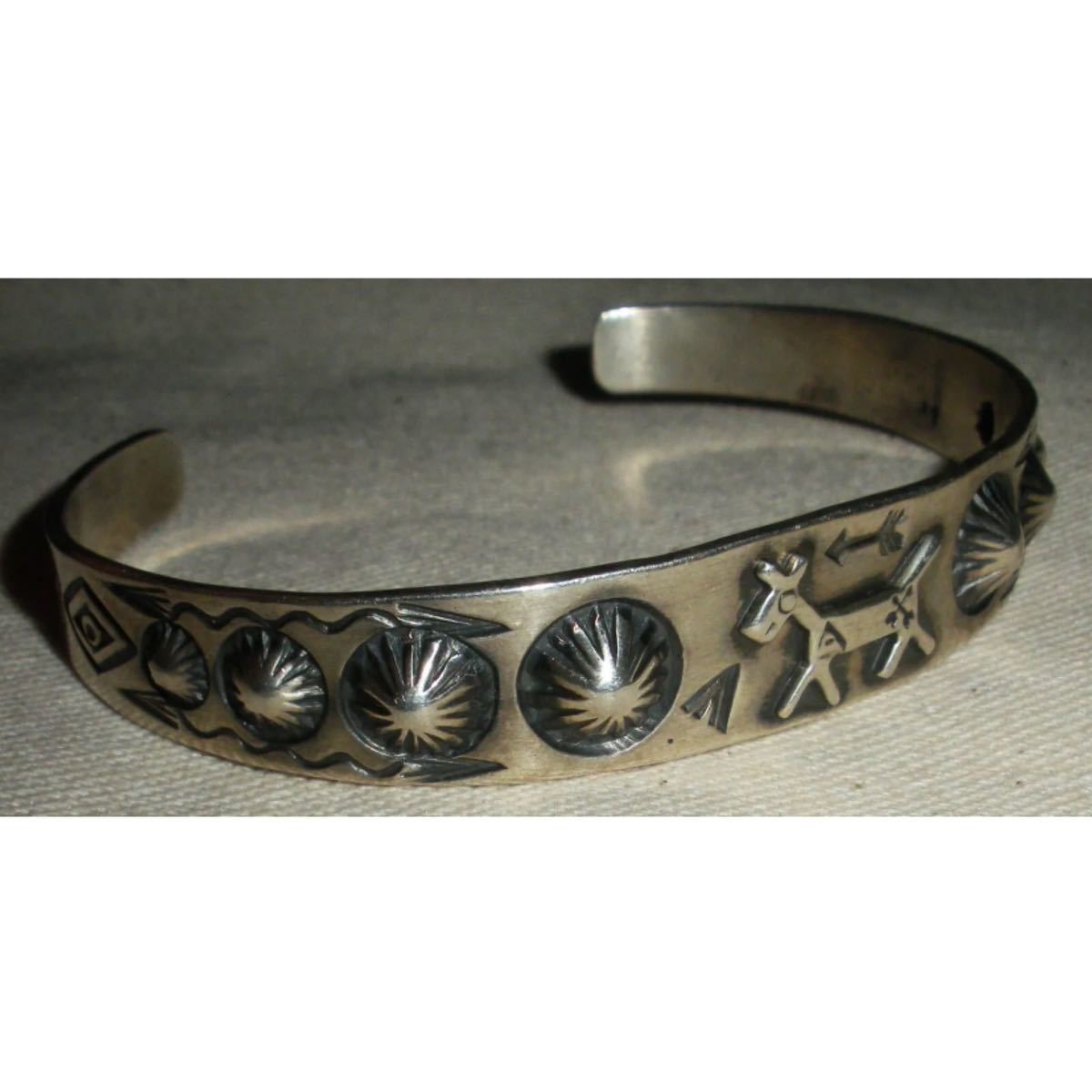 超希少!VTG NAVAJO 1930’s FRED HARVEY SILVER BRACELET HORSE MAN EYE STAMPWORK USA ナバホビンテージスタンプワークシルバーバングルの画像2