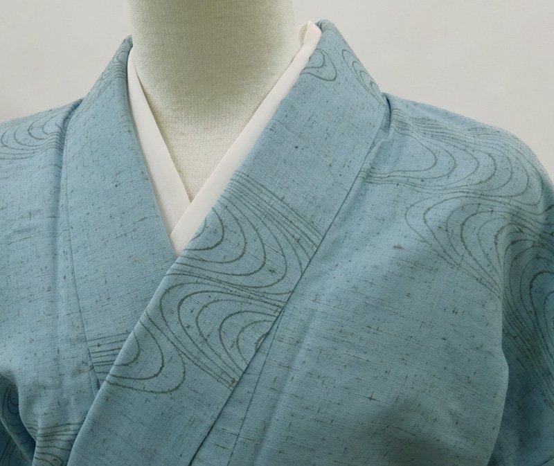 【日本橋つつ井】=正絹　単衣　染め紬　着物　淡いブルー地に流水の文様が涼し気です　ゼンマイの繊維入り　中古品　Мサイズ