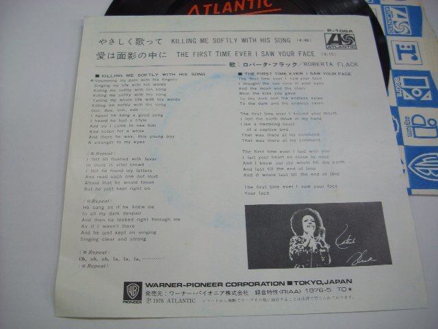 ▲7インチ ROBERTA FLACK ロバータ・フラック / KILLING ME SOFTLY WITH HIS SONG やさしく歌って 国内盤 ワーナー P-106A ◇r50801_画像2