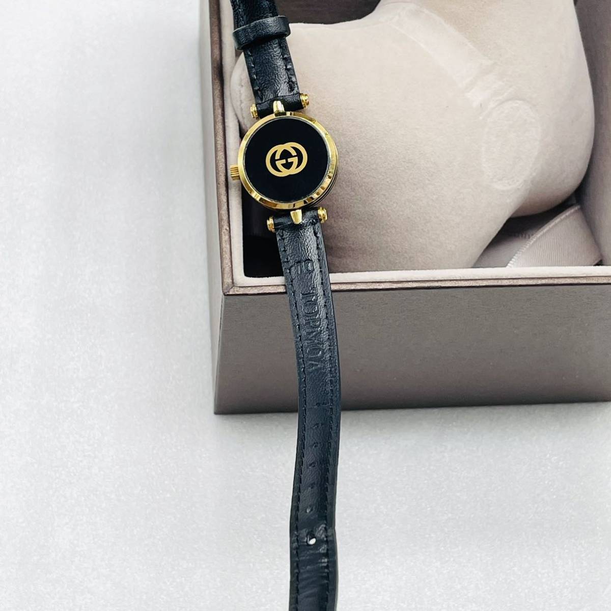 GUCCI グッチ　腕時計　時計　レディース　ブラック　ゴールド　スイス製　レディース腕時計