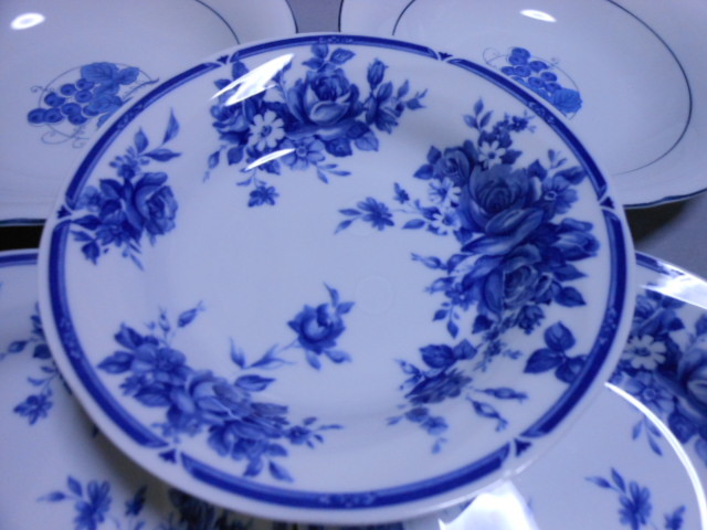 白地に青でバラのお花のお皿・５枚＋白地に青の線と中央にぶどうの葉の艶のある美しいお皿・３枚＊計８枚のセットです_画像7