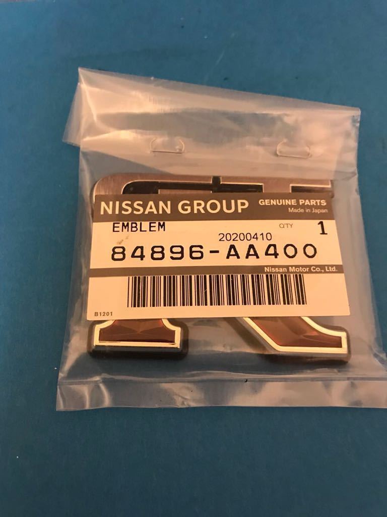 ★新品 日産 NISSAN 純正 リアエンブレム R34 スカイライン GT-R BNR34 34GTR NISMO 84896-AA400 Vスペック2_画像1