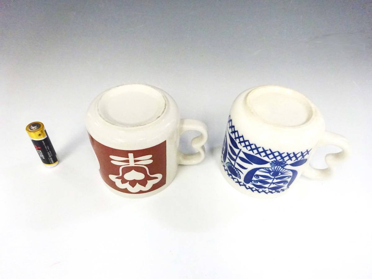 ◆(NA) 昭和レトロポップ 陶器製 マグカップ2客セット 青（花） 茶（鳥・ひよこ）コップ ペア 洋食器 キッチン雑貨 インテリア_画像3
