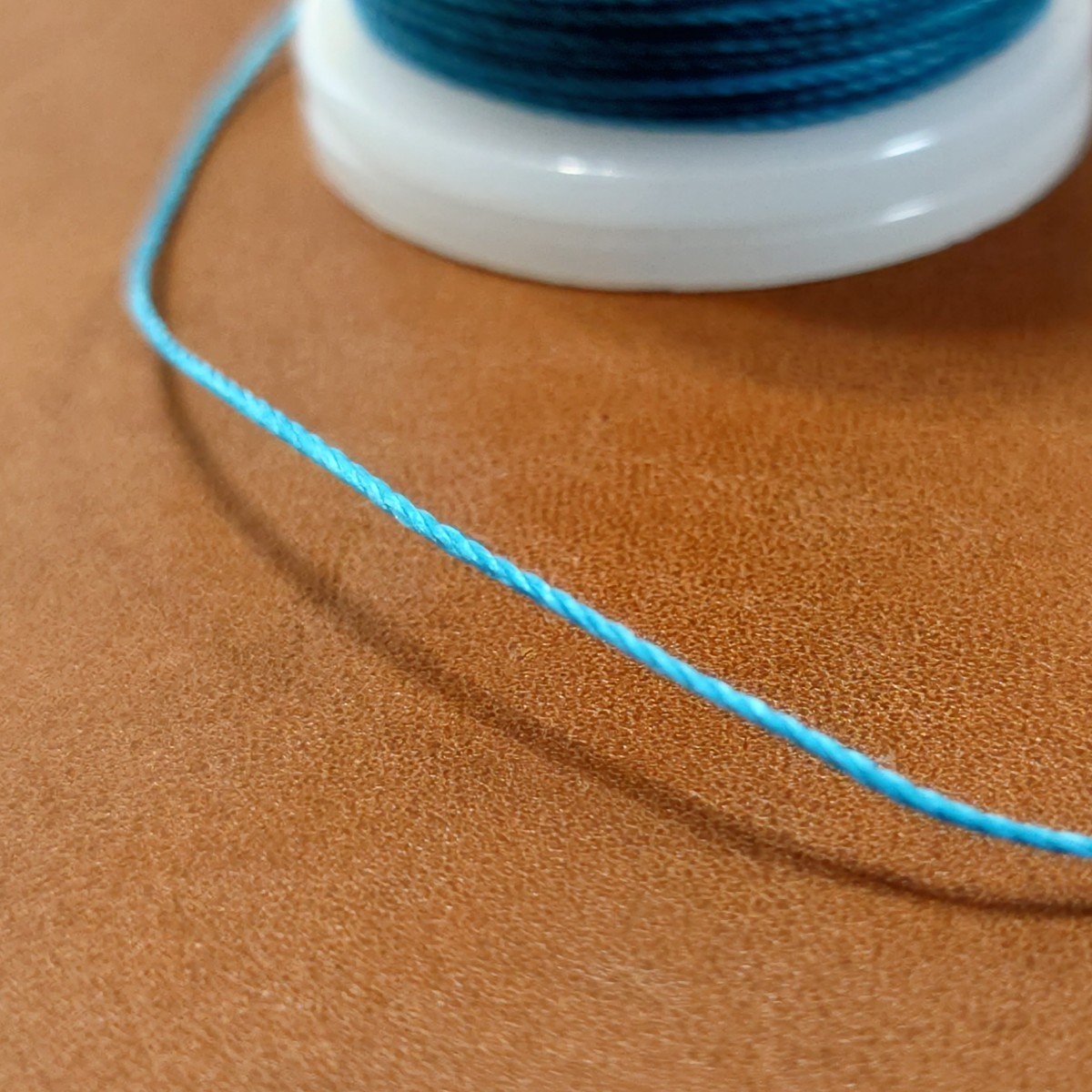 レザークラフト　ロウ引き糸　１本　0.6mm　ワックスコード　手縫い糸　送料無料