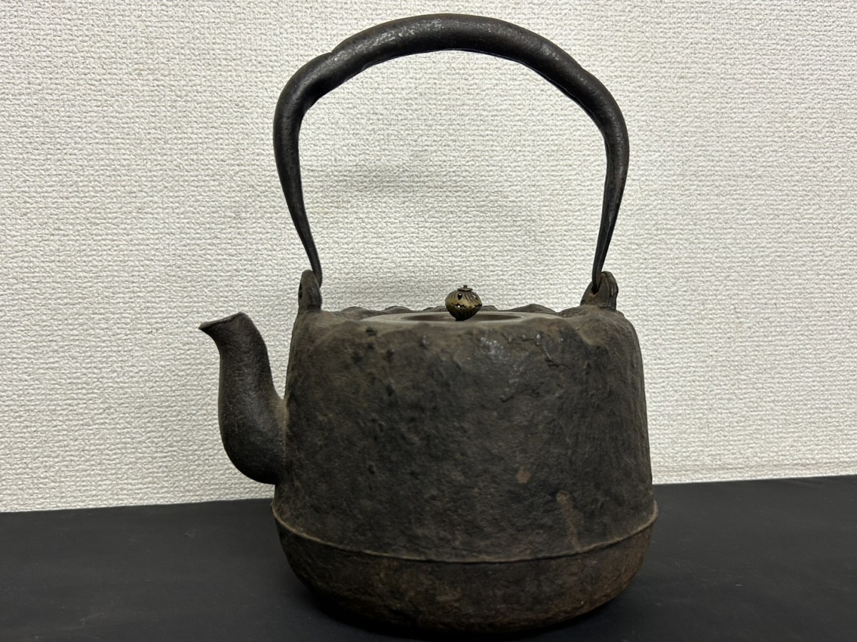 蔵出し A3 龍文堂 造 鉄瓶 古鉄 金摘み 銅蓋 金属工芸品 煎茶道具 在銘 茶道具 骨董品 時代物 高さ約24㎝ 幅約19㎝ 総重量約2690g 現状品_画像1