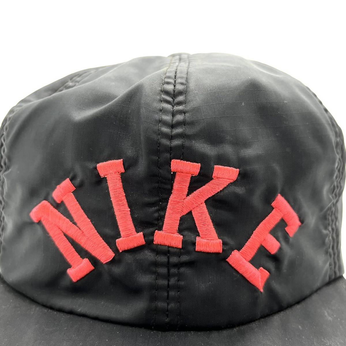【ヴィンテージ】70〜80s NIKE(ナイキ) yupoong製 刺繍ロゴ ナイロンキャップ 黒×赤 6パネル ストラップバック 希少 激レア 帽子