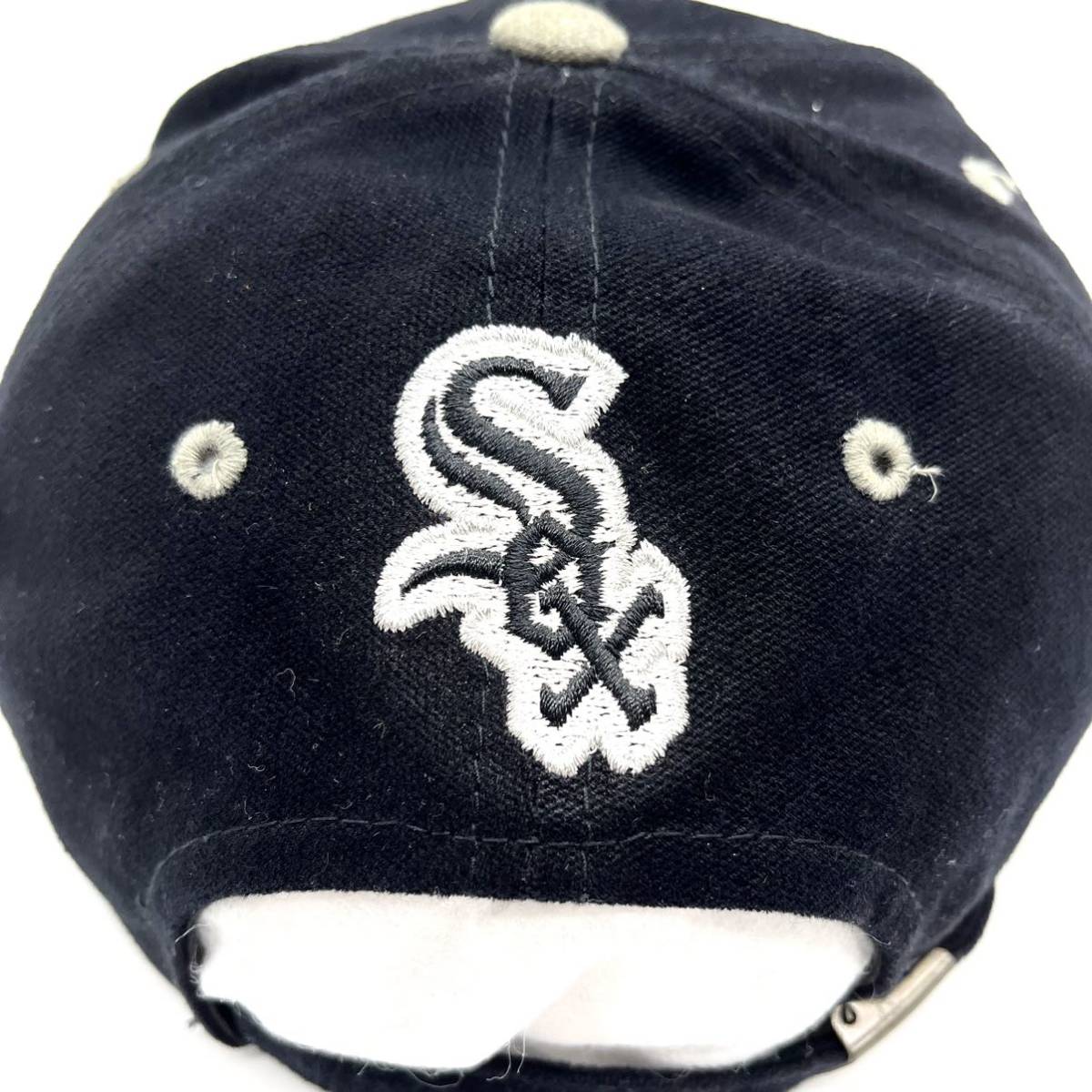 【ヴィンテージ】90s MLB シカゴ・ホワイトソックス チーム刺繍ロゴ BBキャップ ブラック×グレー 6パネル ストラップバック 2トーン 帽子_画像5