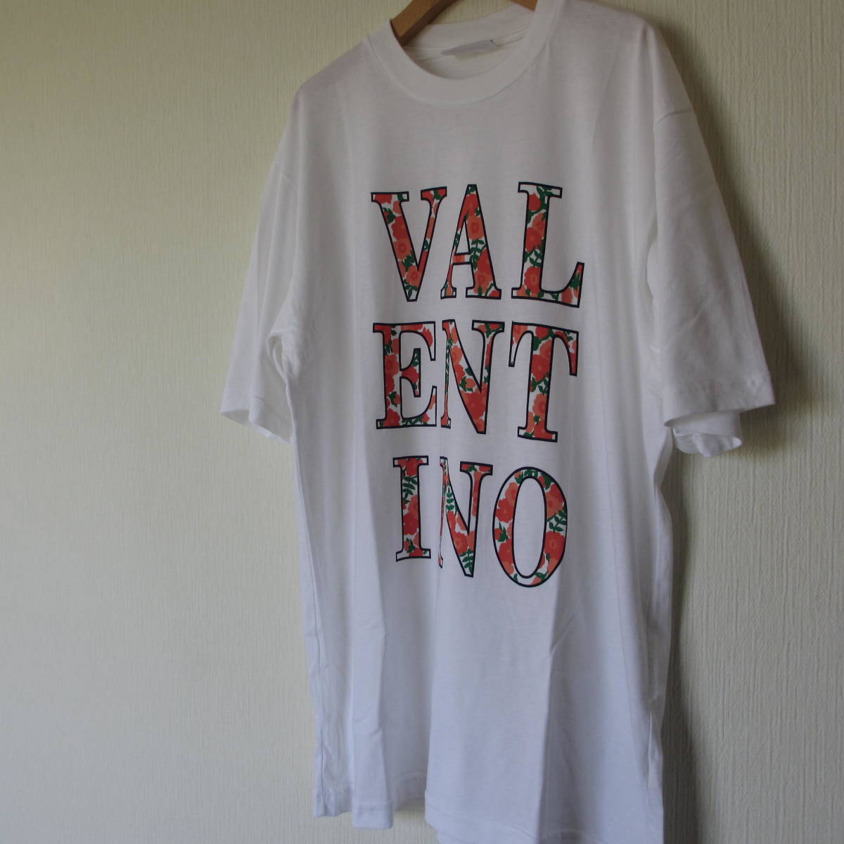 未使用・VALENTINO・ヴァレンティノ・丸首半袖Ｔシャツ・メンズファッション・紳士用品・ロゴマーク入サイズ・Ｌ・イタリー製_画像2