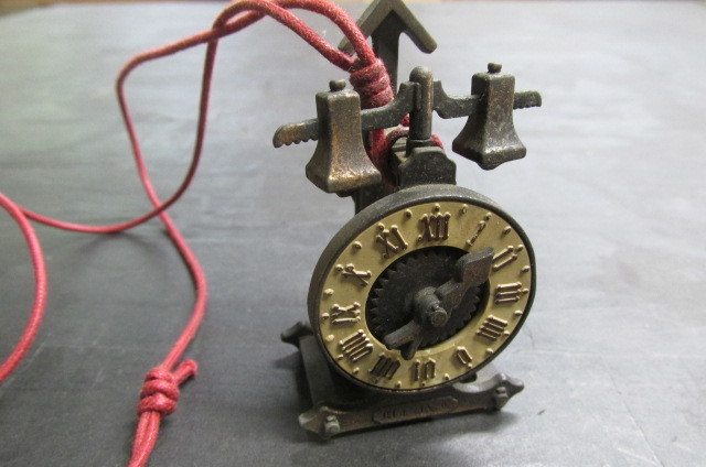 PLAYMEスペイン製歯車時計型鉛筆削りペンダント　レトロ　文房具