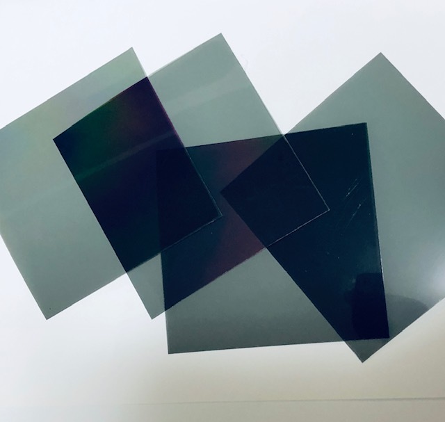 国産の無色偏光板（250 x 230 mm) 片面接着材付き　２枚_画像2