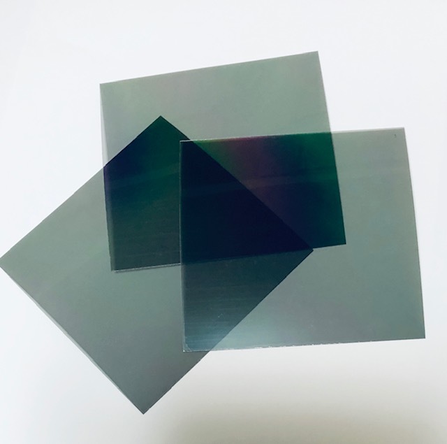 国産の無色偏光板（250 x 230 mm) 片面接着材付き　２枚_画像1