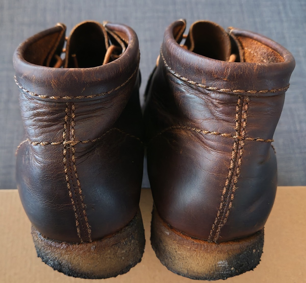 【中古／専用箱付】クラークス ワラビーブーツ US9 JP26-27cm Clarks WALLABEE BOOT 26103604 ブラウンレザー ビーズワックス 匿名配送可_現品：踵部です